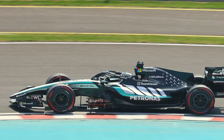 George Russell driving the Mercedes W17 at Suzuka during the 2026 Formula 1 season