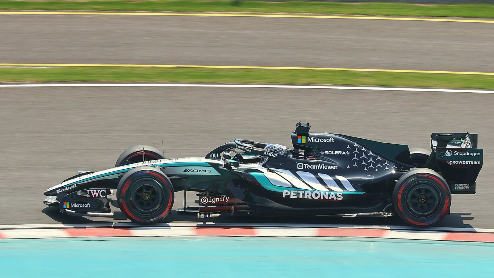 George Russell driving the Mercedes W17 at Suzuka during the 2026 Formula 1 season