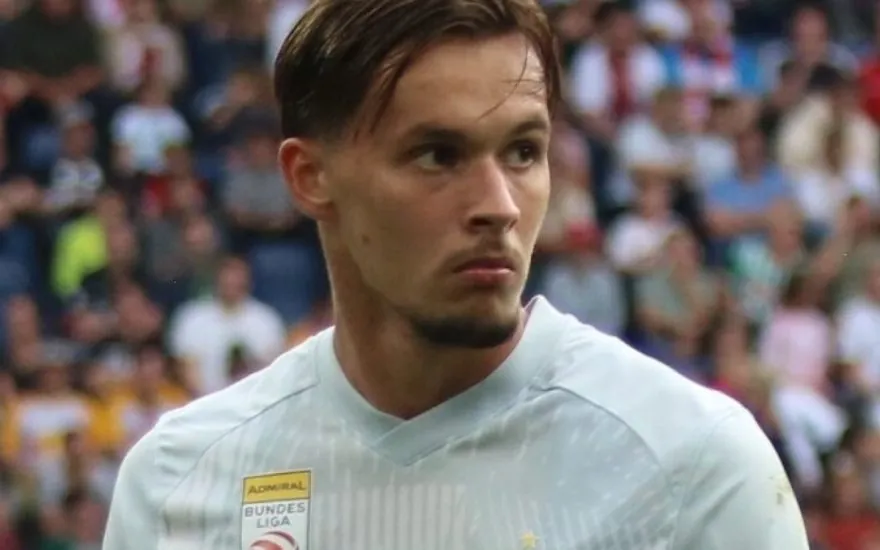 Amar Dedic wearing a Red Bull Salzburg shirt during a Bundesliga match in September 2023